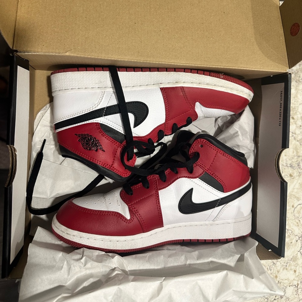Women’s Mid Jordan Air 1’s. size 6.5 boys /8 women’s!